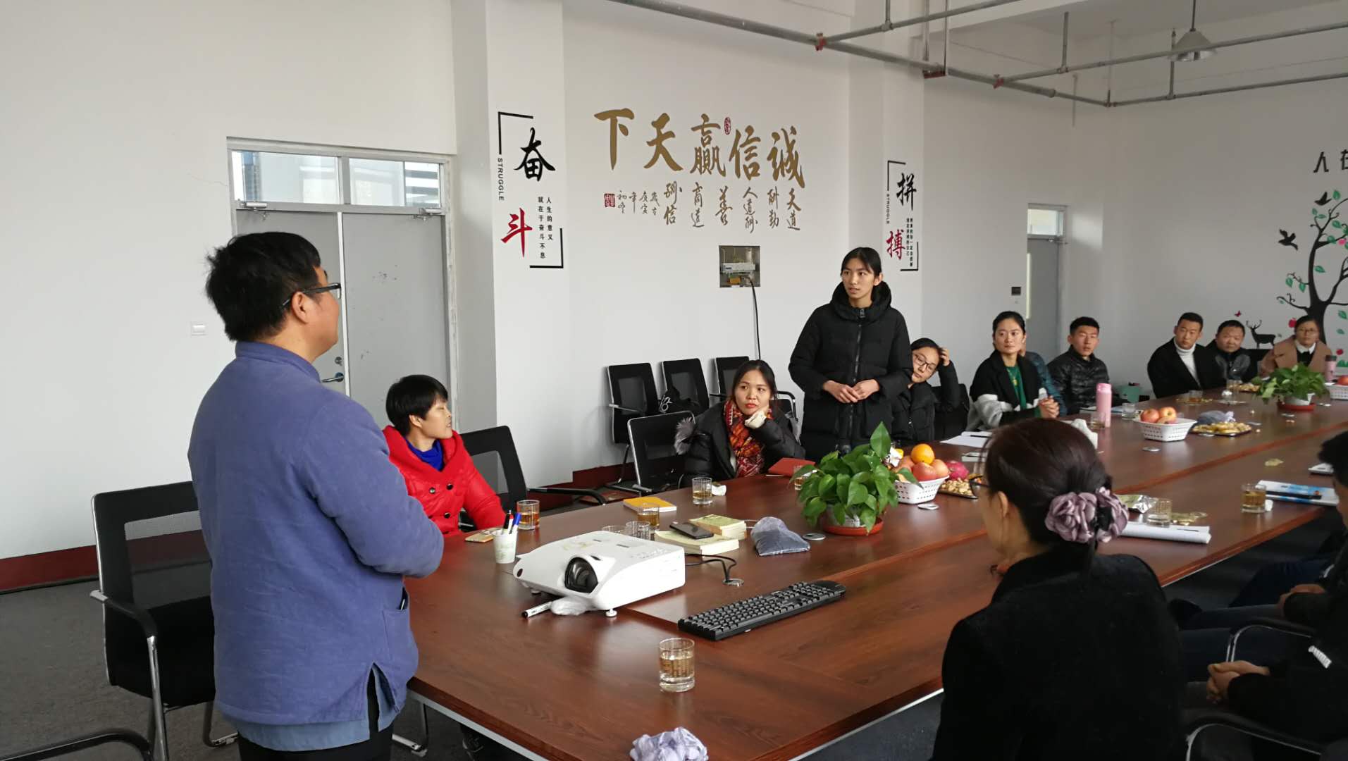 員工就問(wèn)題對(duì)王老師進(jìn)行提問(wèn) 員工就問(wèn)題對(duì)王老師進(jìn)行提問(wèn)